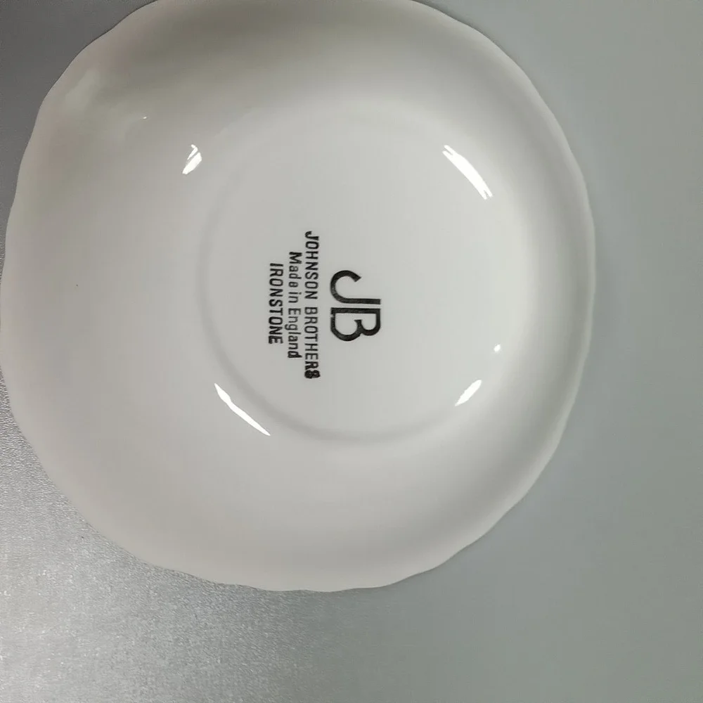 Johnson Brothers White Ironstone Swirl Scalloped Bowl‎ Made in England 5.25 Inch